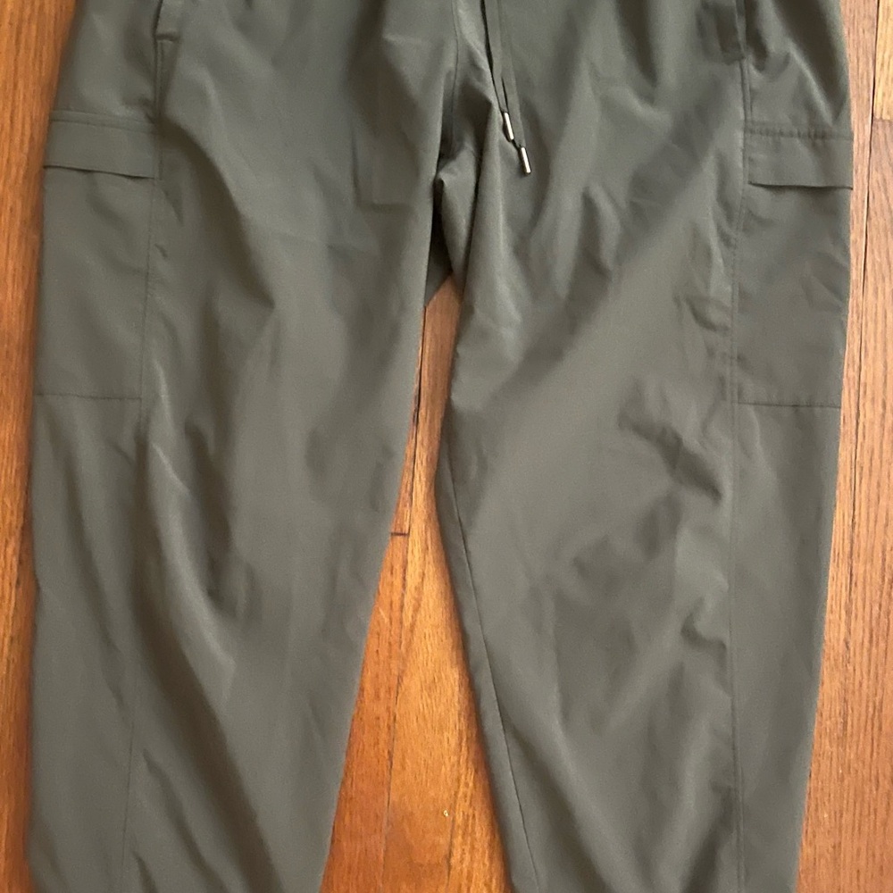 Women’s Carrie Underwood Olive Jogger Pants